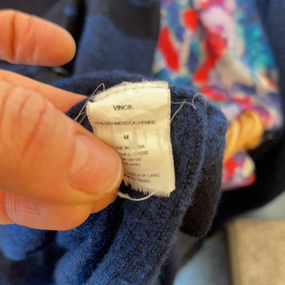 Vince cashmere cardigan soooo soft and comfortable size M - Picture 8 of 8